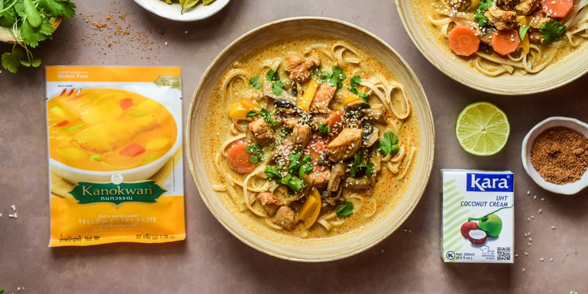 Tajska zupa z kurczakiem i pastą curry Kanokwan Czarna Wisienka