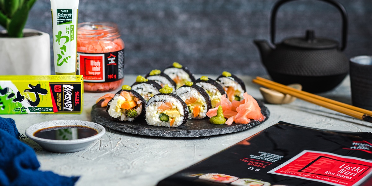Futomaki sushi z łososiem, szparagami i pastą wasabi House of Asia