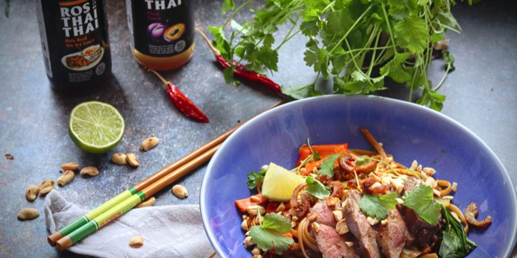 Ognisty stir-fry ze śliwkową kaczką i chrupiącą posypką Ros Thai Thai Kuchnia Bułki