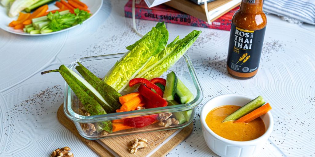 Aromatyczna przekąska z gruszką, warzywami i sosem orzechowym Ros Thai Thai