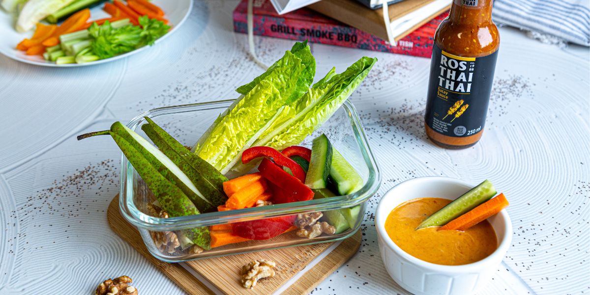 Aromatyczna przekąska z gruszką, warzywami i sosem orzechowym Ros Thai Thai