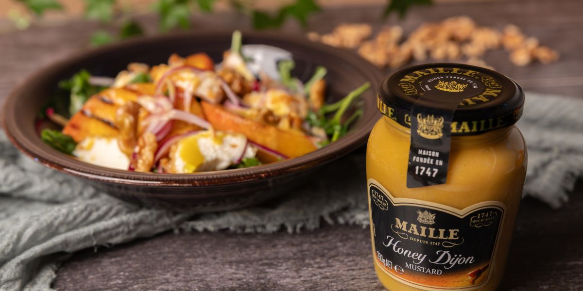 Letnia sałatka z grillowaną brzoskwinią i dressingiem musztardowym decare