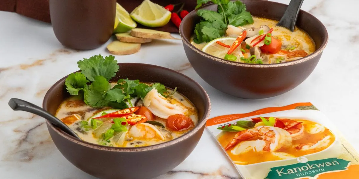 Tradycyjna zupa Tom Yum decare