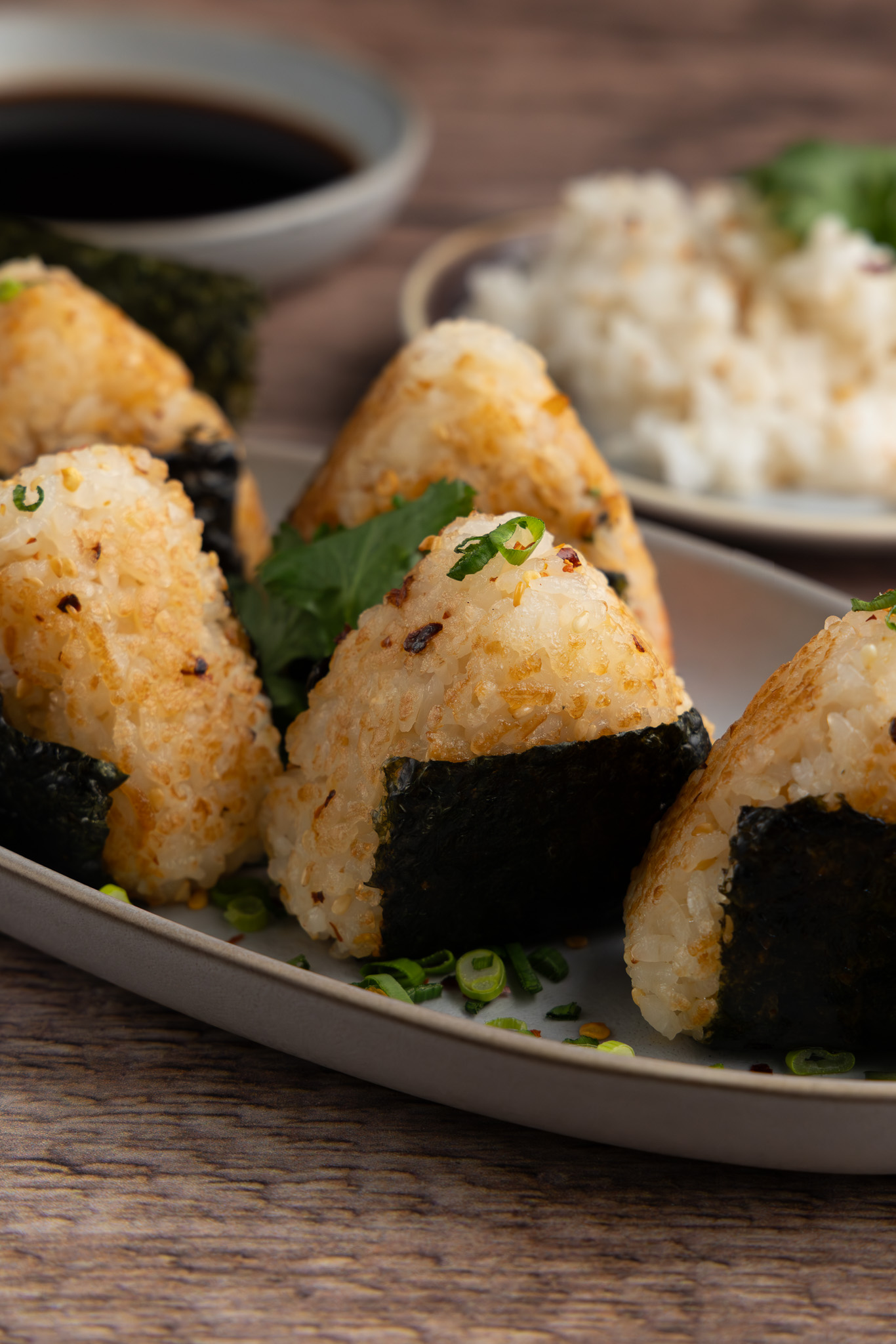 crispy-onigiri Chrupiące onigiri z ryżu obtoczone w płatkach nori, podane z sosem sojowym, ryżem i świeżą kolendrą