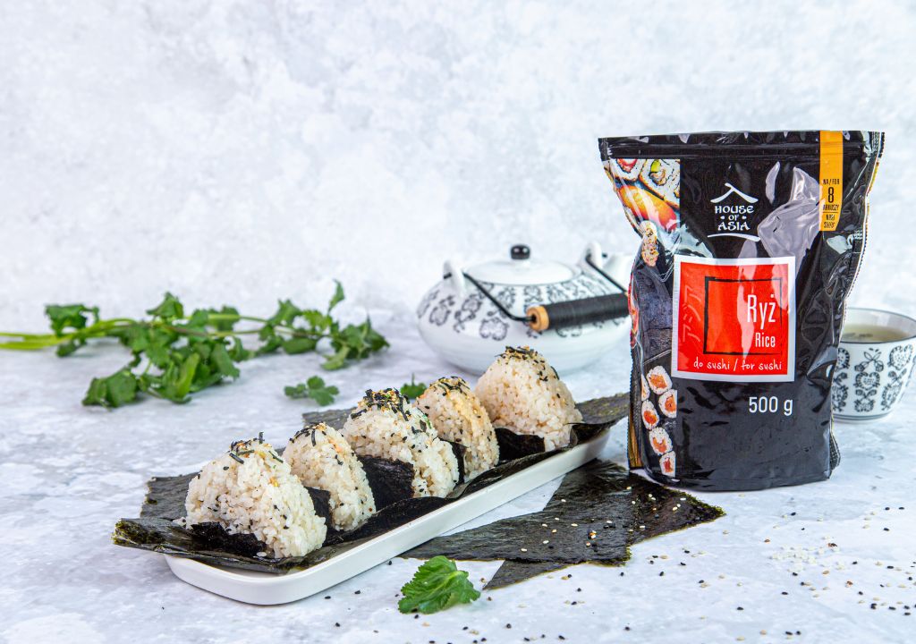 japonskie-onigiri-z-tunczykiem Japońskie onigiri z ryżem House of Asia na liściu nori, obok opakowania ryżu do sushi House of Asia 500 g i japońskiego czajniczka